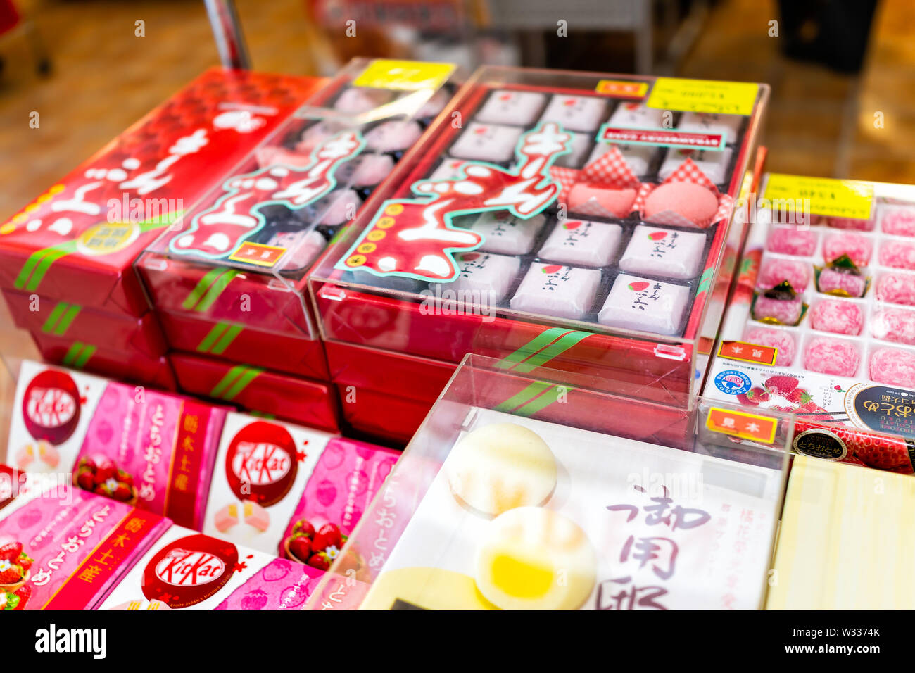 Utsunomiya, Japon - 4 Avril, 2019 : Célèbre Préfecture Tochigi mochi et parfumé à la fraise chocholate Kitkat dans flabor cadeaux souvenirs sur sto Banque D'Images
