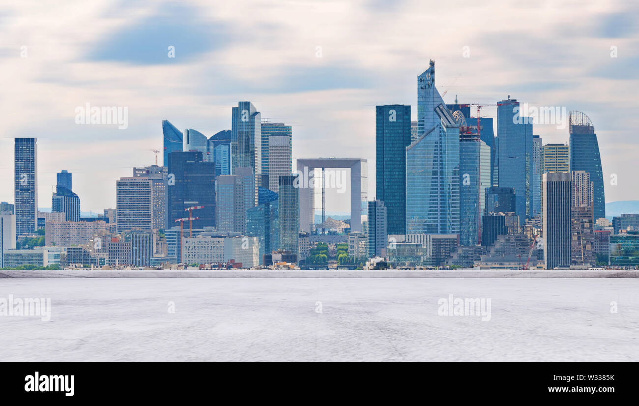 Vue panoramique de la ville de Paris, en France. Les bâtiments modernes de la ville avec plancher de béton vide Banque D'Images