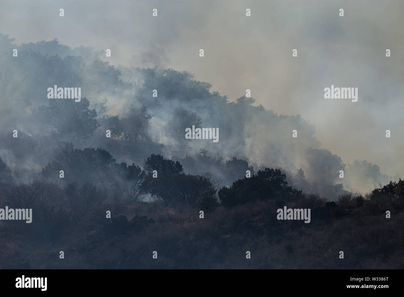 La fumée d'un brûlage dirigé remplit le canyon dans l'ouest du Texas. Banque D'Images