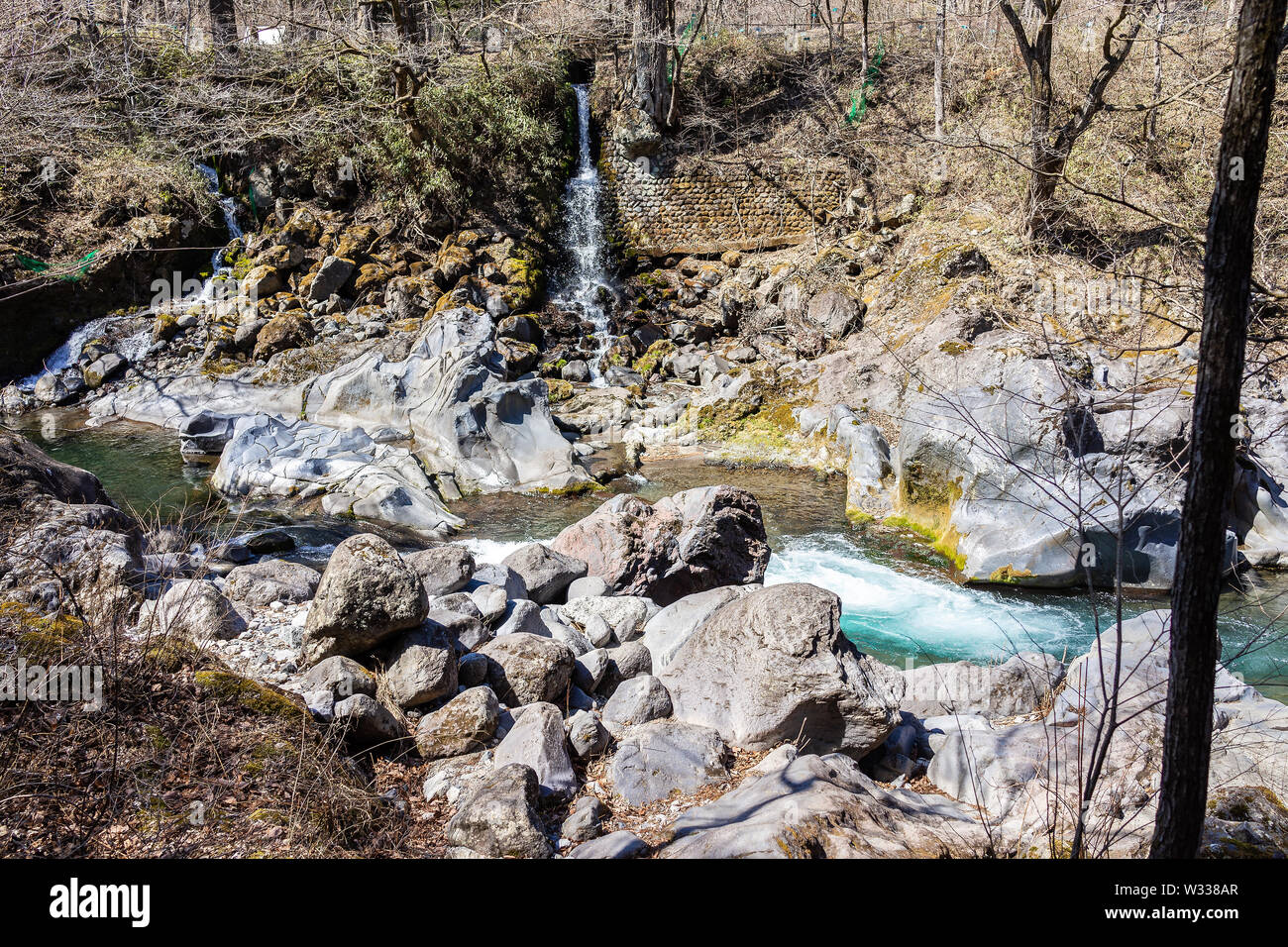 Avec de l'eau qui coule de la rivière Daiya côte rocheuse, des roches et des pierres sur Kanmangafuchi Abyss de Nikko, Préfecture Tochigi au Japon Banque D'Images