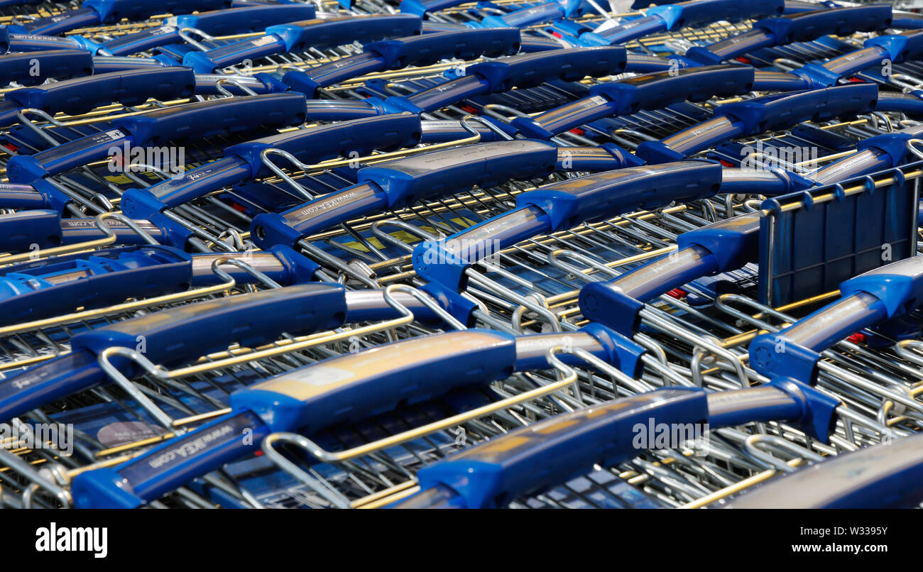 Huddinge, Suède - 11 juillet 2019 : Full Frame image de caddies stockés à l'extérieur de Ikea. Banque D'Images