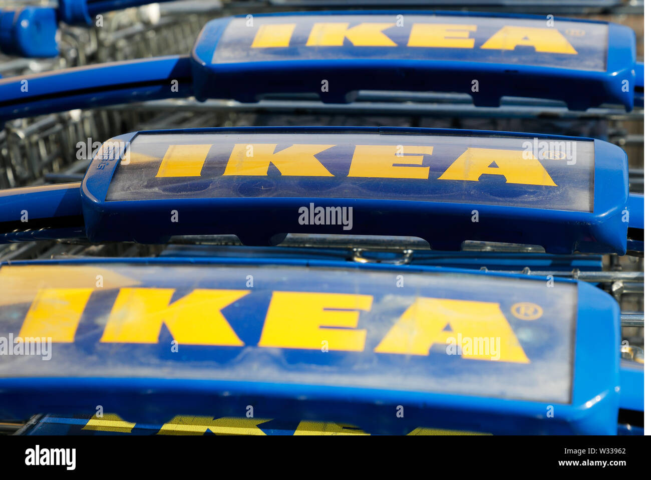 Huddinge, Suède - 11 juillet 2019 : Ikea stockées des chariots. Banque D'Images