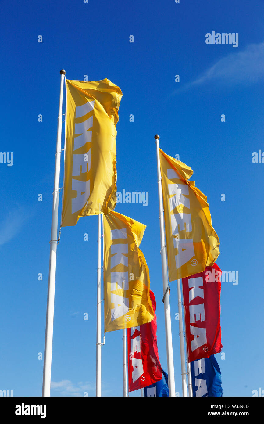 Huddinge, Suède - 11 juillet 2019 : un close-up d'un groupe de drapeaux à l'extérieur du magasin Ikea situé à Kungens Kurva. Banque D'Images