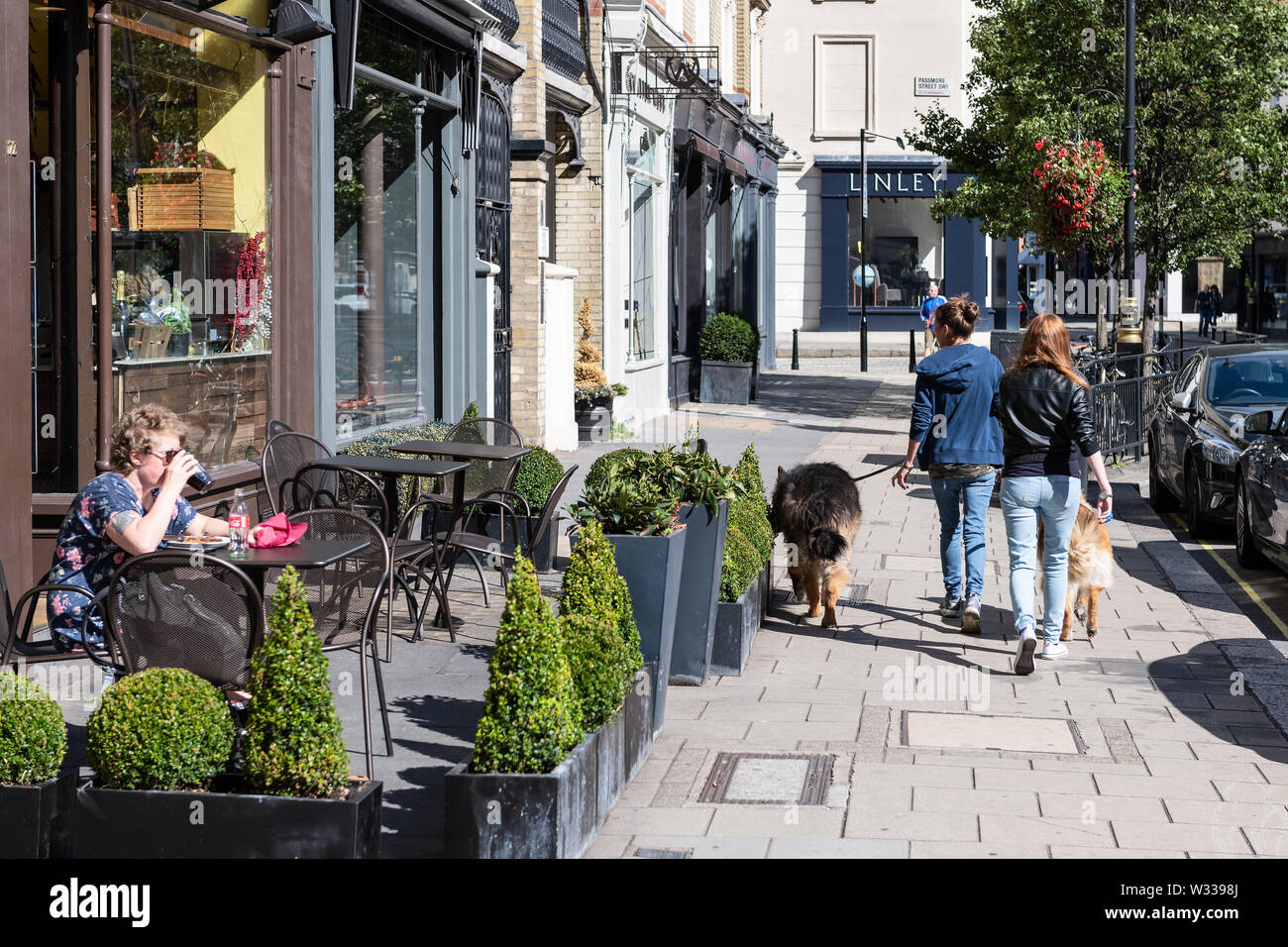 Londres, Royaume-Uni - 16 septembre 2018 : Rue trottoir à Pimlico Belgravia area par café ou restaurant avec des gens qui marchent chien en laisse Banque D'Images