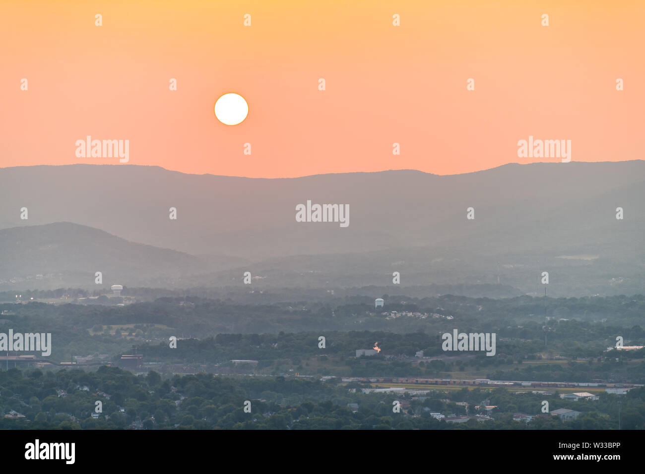 Antenne de Roanoke cityscape downtown vue sur ville en Virginie avec Blue Ridge Mountains pendant le coucher du soleil avec grand soleil sur une journée claire Banque D'Images