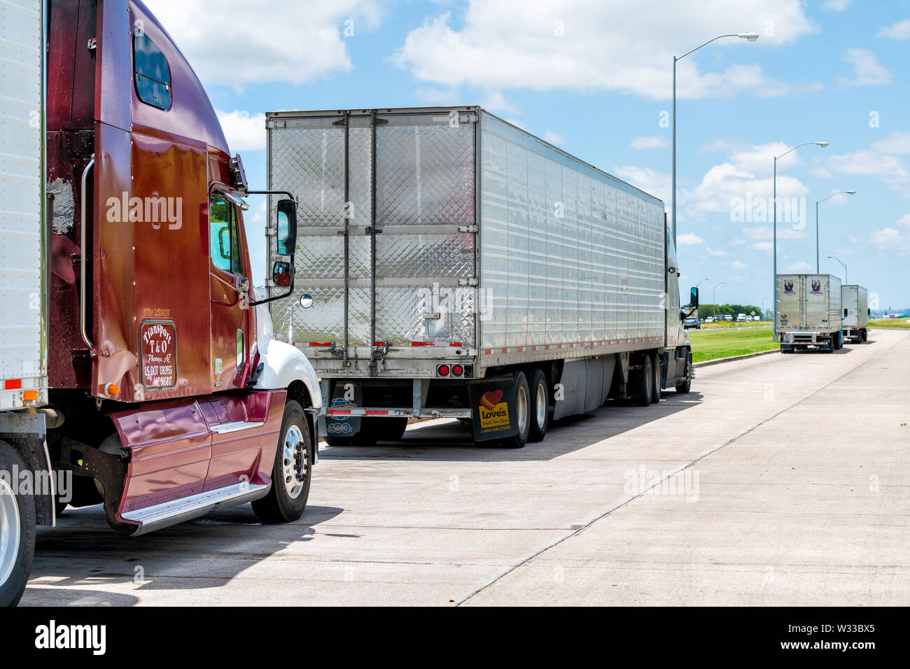 Ranger, USA - 7 juin 2019 : Truck Stop sur l'autoroute à ranger, Texas avec de nombreux véhicules stationnés Banque D'Images