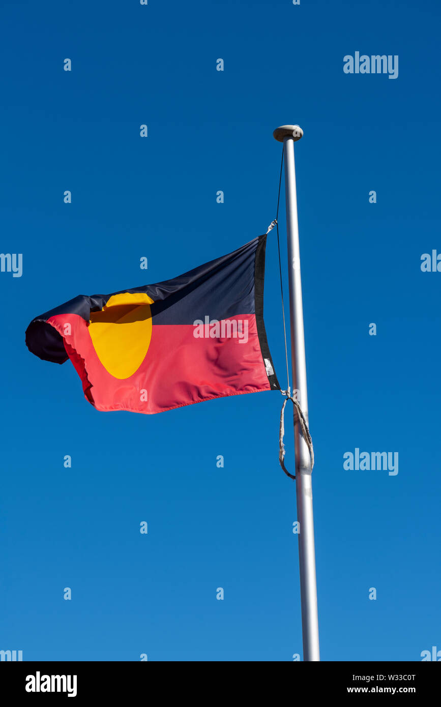 Les peuples autochtones de l'Australie d'un drapeau au vent Banque D'Images