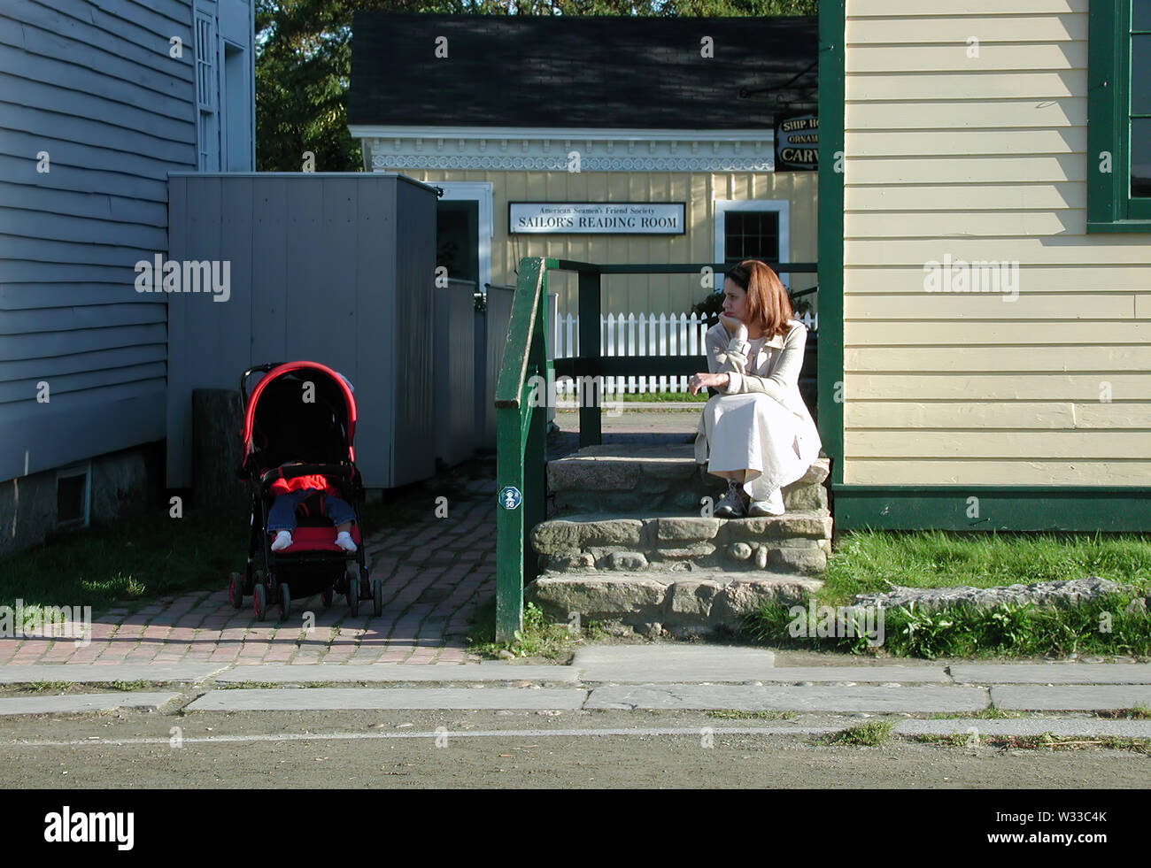 Mystic Ct Usa Oct 16 Un Bebe Qui Dort Dans La Poussette Une Ombre Fraiche Pendant Que Maman Regarde Sur Photo Stock Alamy Mystic Ct Usa Oct 16 Un Bebe Qui Dort Dans La Poussette Une Ombre Fraiche Pendant Que Maman Regarde Sur Photo Stock Alamy
