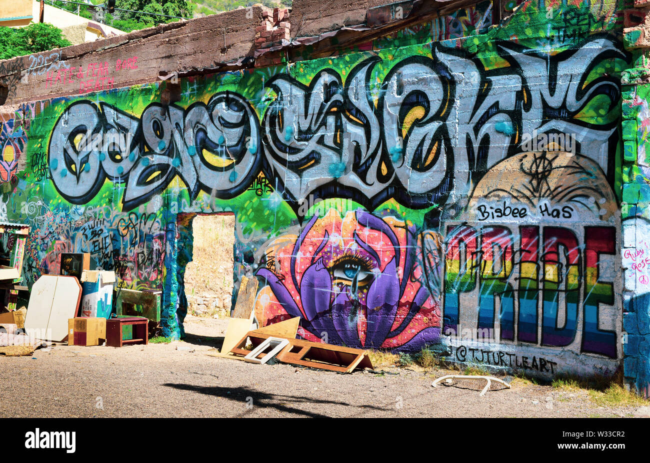 Plusieurs artistes utilisent des graffitis colorés de toutes sortes dans salon avec junky bâtiments abandonnés dans l'ancienne ville minière de Bisbee, AZ Banque D'Images