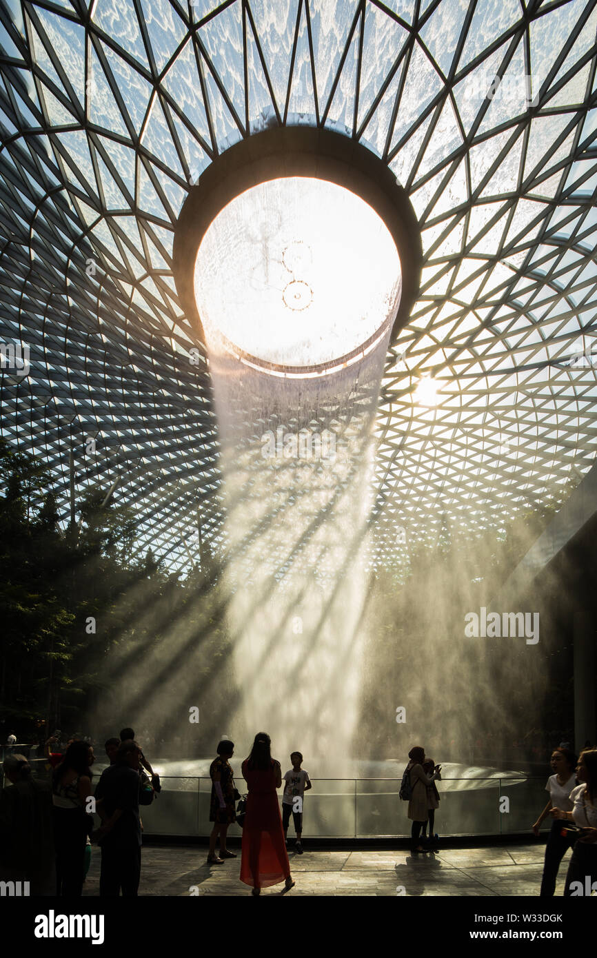 Vue verticale de la chute d'un éclairage naturel avec une belle entrée en Jewel l'aéroport de Changi. Les touristes et les visiteurs de prendre photo, Singapour Banque D'Images