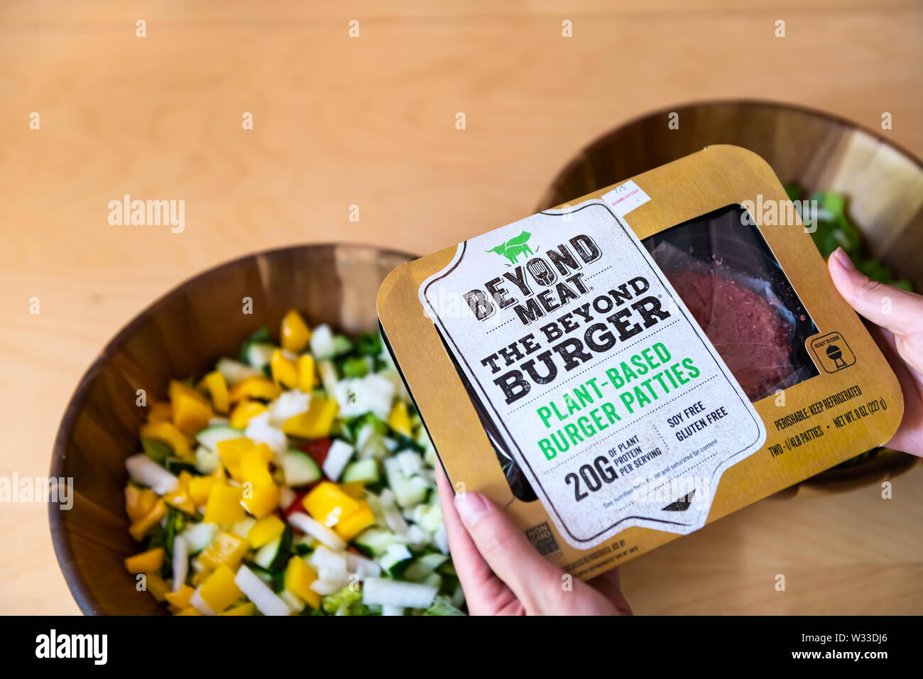 Aspen, USA - 29 juin 2019 : au-delà de la viande à base de protéines végétales avec woman holding marque en saladiers Banque D'Images