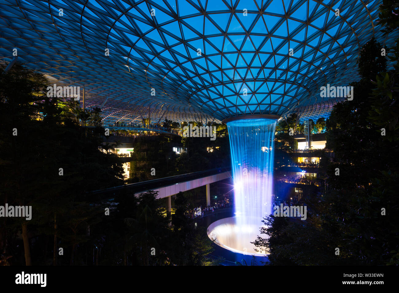 19h30 Vortex pluie et lumière dans l'aéroport Changi de Singapour, Jewel Banque D'Images