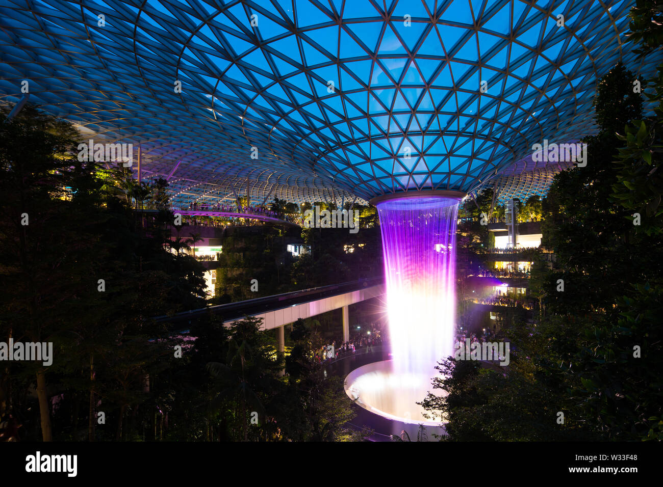 19h30 Vortex pluie et lumière dans l'aéroport Changi de Singapour, Jewel Banque D'Images