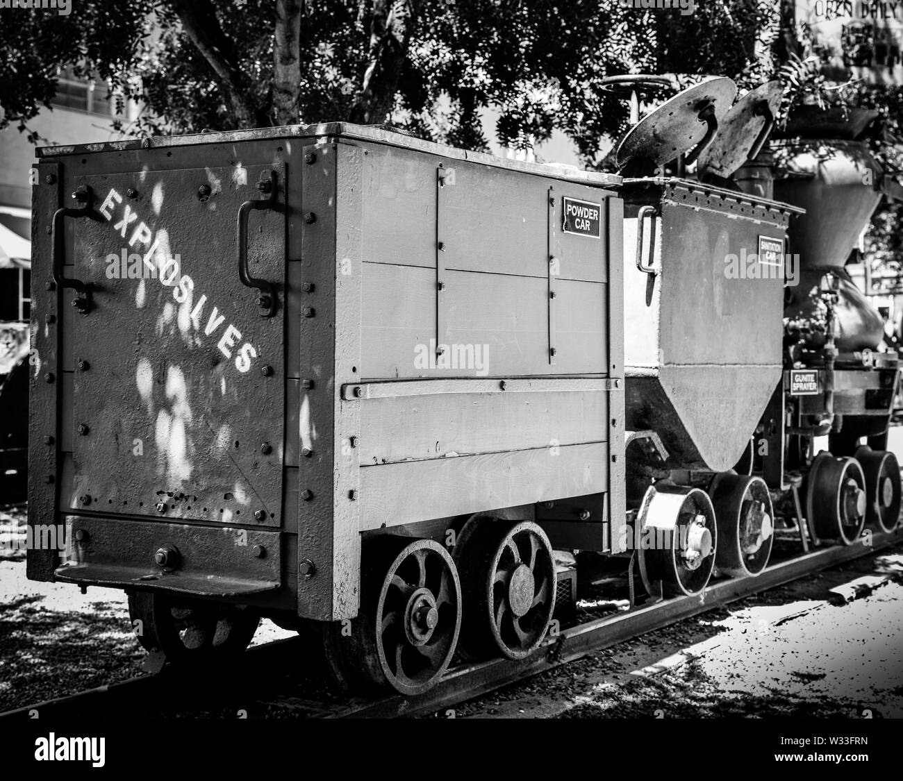 Une poudre vintage voiture, marquée "explosifs" avec d'autres équipements miniers dans la pièce en face de l'exploitation minière et Bisbee Historical Museum, Bisbee, AZ Banque D'Images