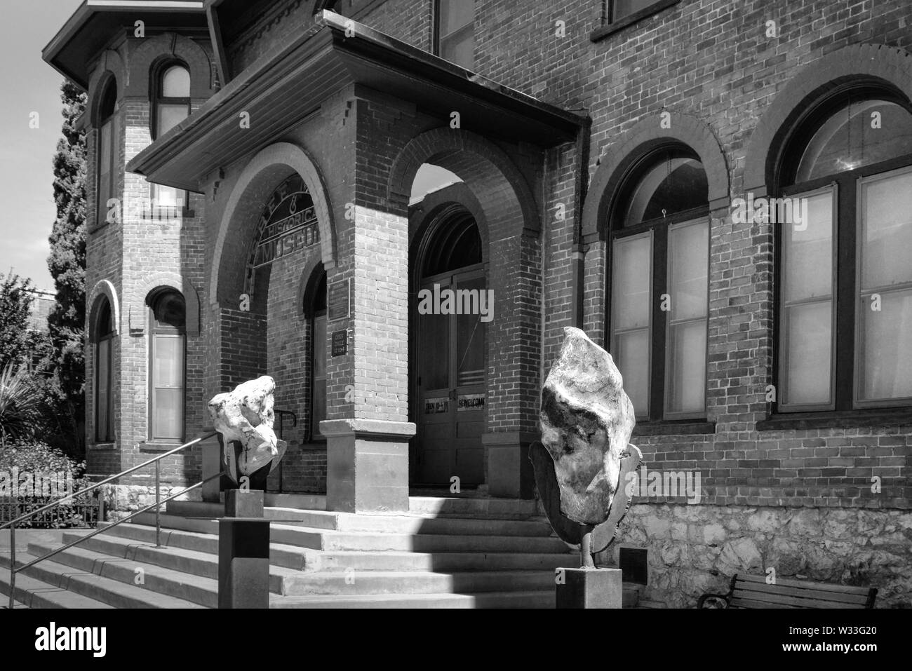 L'azurite spécimens à l'extérieur sur des socles de cuivre avant l'exploitation minière et Bisbee Musée Historique de petite ville du nord, Bisbee, AZ Banque D'Images