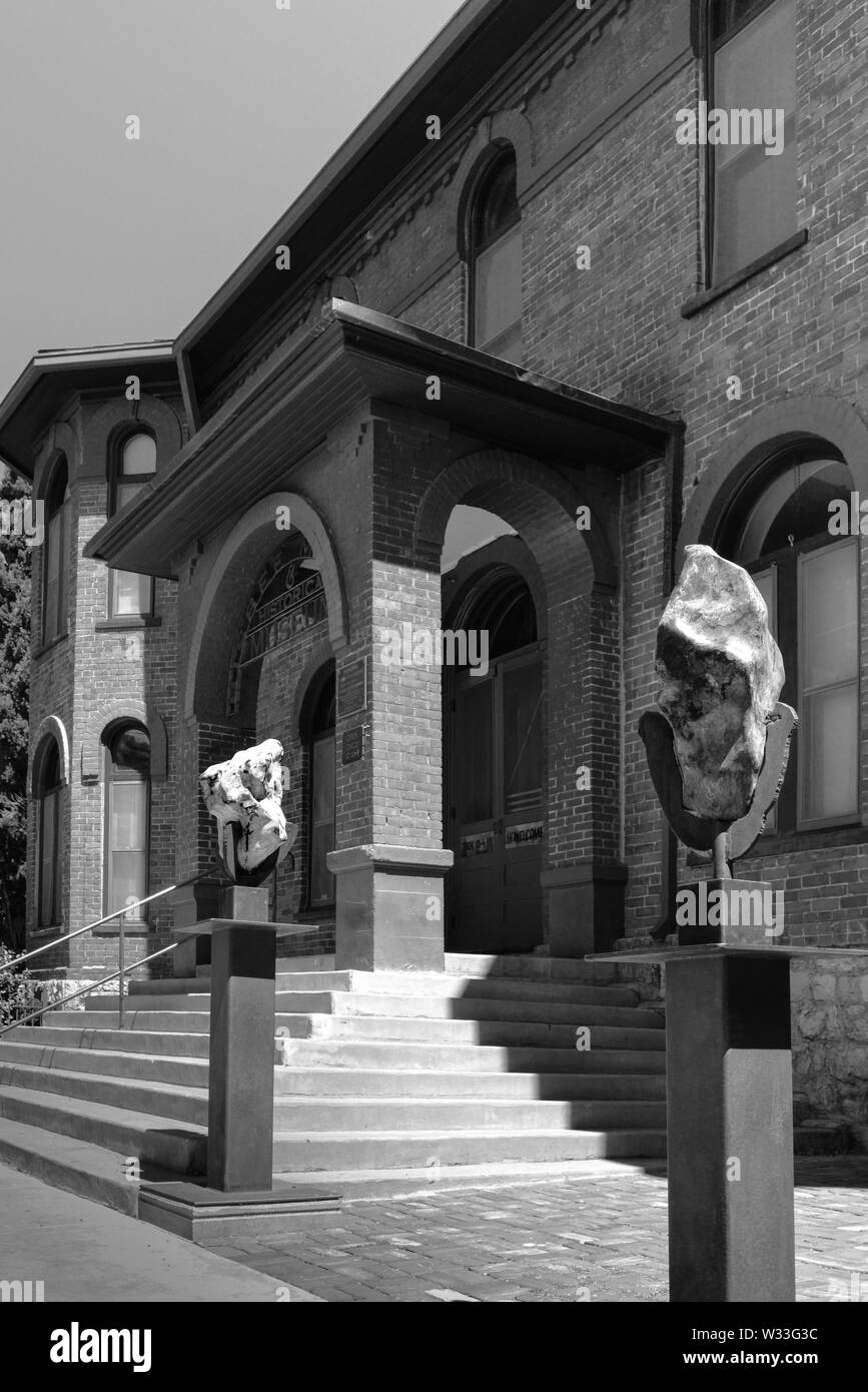 L'azurite spécimens à l'extérieur sur des socles de cuivre avant l'exploitation minière et Bisbee Musée Historique de petite ville du nord, Bisbee, AZ Banque D'Images