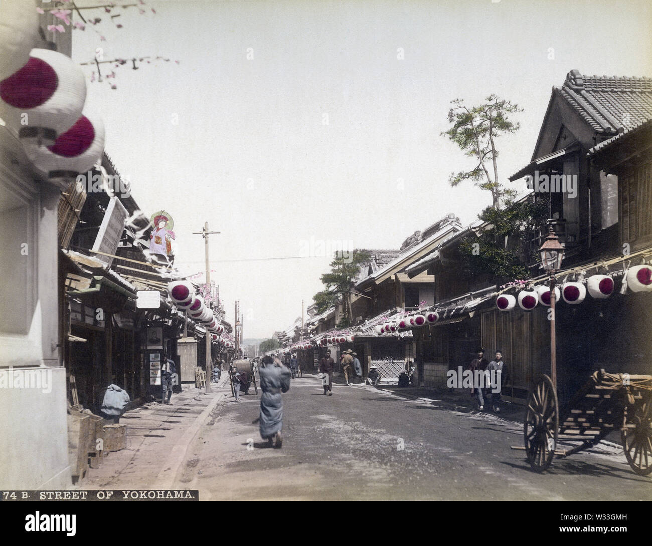 [ 1890 - Japon, Yokohama Bentendori ] - des lanternes en papier décorer Bentendori à Yokohama, Kanagawa. Au cours de l'ère Meiji (1868-1912), c'était la meilleure rue commerçante de Yokohama. 19e siècle vintage albumen photo. Banque D'Images