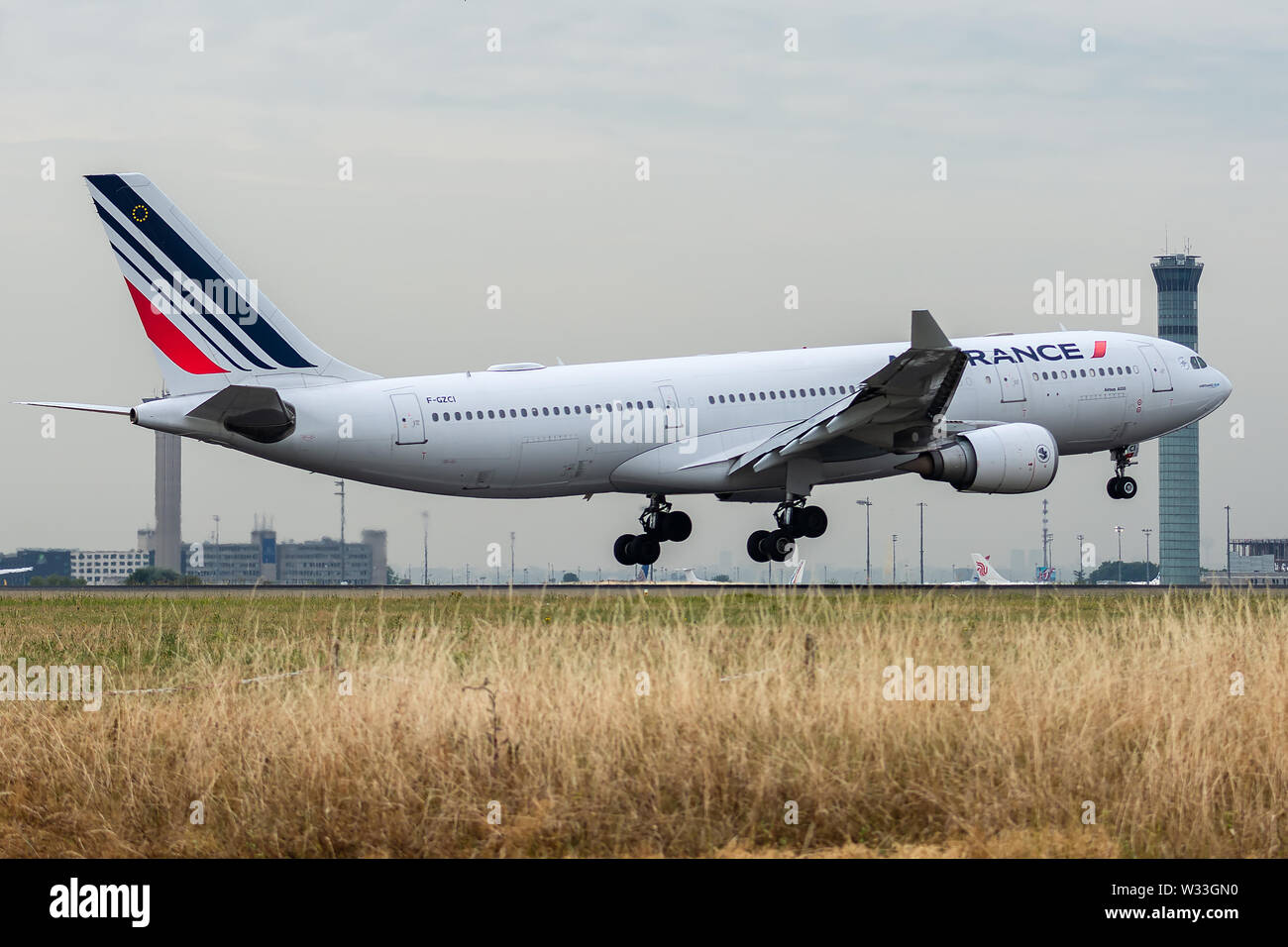 F-GZCI, 11 juillet 2019, l'Airbus A330-203-0502 l'atterrissage à l'aéroport de Paris Charles de Gaulle à la fin d'Air France vol AF153 à partir de Chicago. Remorquage de contrôle Banque D'Images