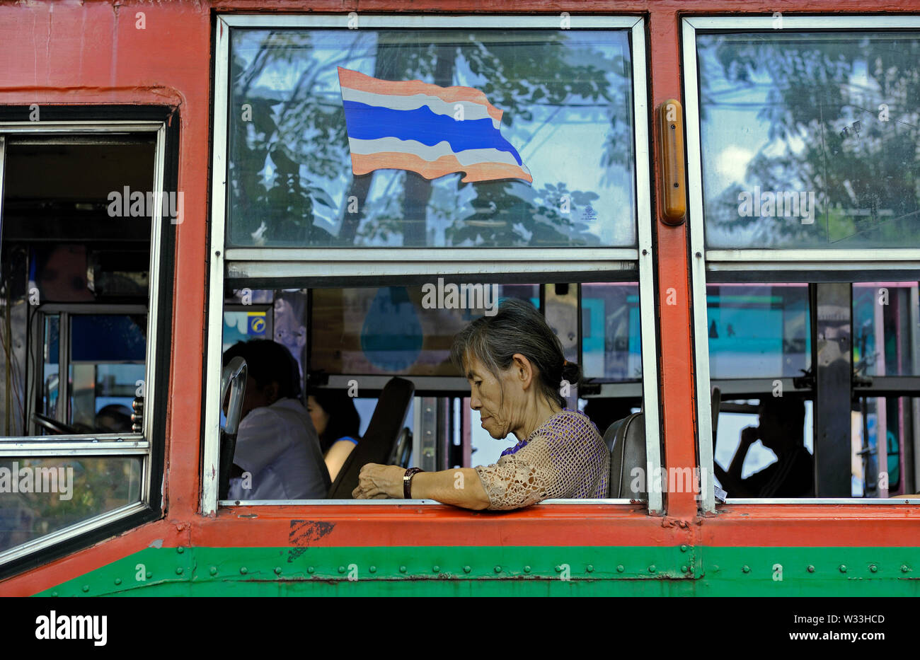 Bangkok, Thaïlande - 23 décembre 2010 : un sage femme en abus sur Thanon Rama 1 d100215 (0111) - Bangkok - 2010-12-23 do --- Thanon Rama 1 - frau j Banque D'Images
