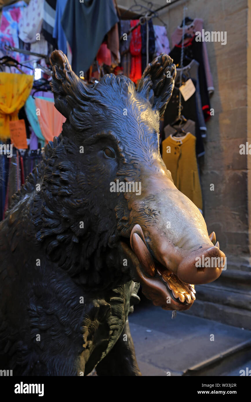 Cochon sauvage bouche sculpture au marché San Lorenzo au centre historique de Florence, Italie Banque D'Images