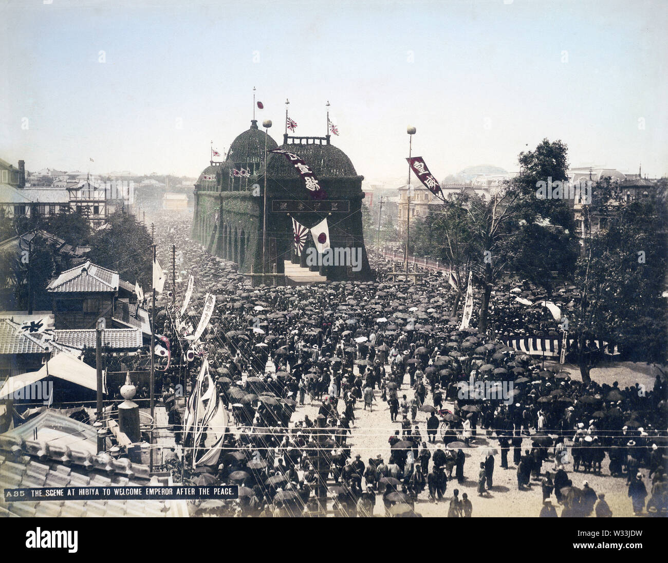 [ 1890 Japon - Cérémonie d'accueil pour l'empereur japonais ] - L'Arc de triomphe de Tokyo Hibiya du district d'accueillir l'empereur Meiji retour à la capitale après la conclusion de la première guerre sino-japonaise (1894-1895). Cela montre la scène le 30 mai 1895 (28) lors de l'ère Meiji des centaines de milliers de personnes avaient pris à la rue pour la cérémonie d'accueil de l'empereur. 19e siècle vintage albumen photo. Banque D'Images