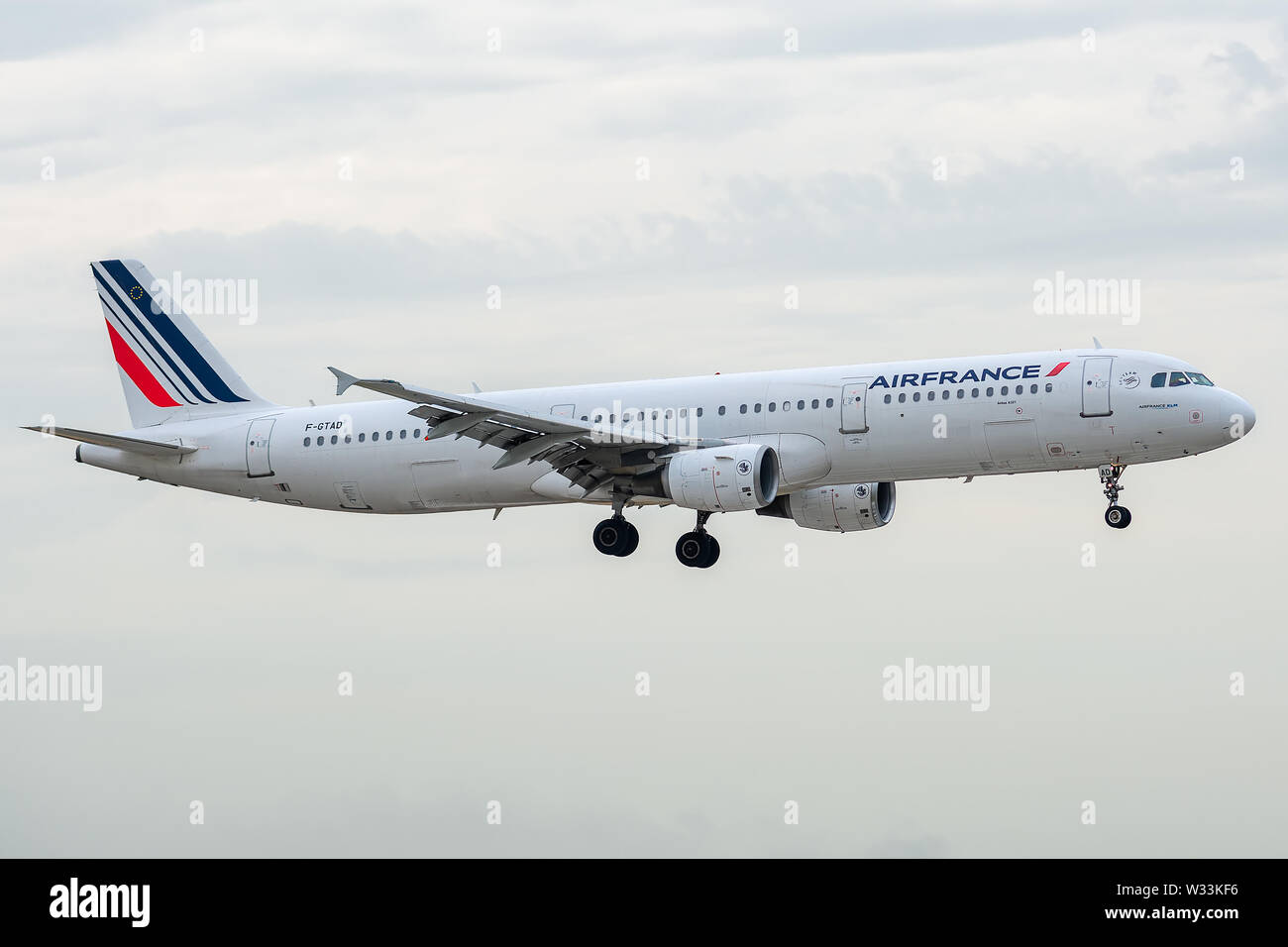 F-BGAT, 11 juillet 2019, l'Airbus A321-212-0777 l'atterrissage à l'aéroport de Paris Charles de Gaulle à la fin de vol Air France AF1435 à partir de Berlin. Remorquage de contrôle Banque D'Images