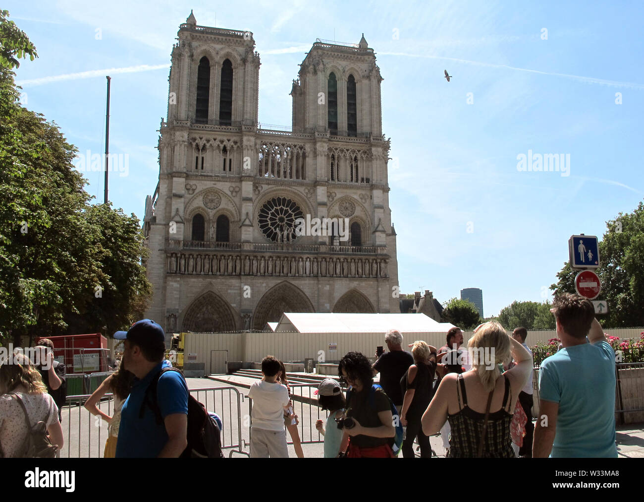 10 juillet 2019, France, Paris : la cathédrale de Notre-Dame. Il y a trois mois un incendie dévastateur a détruit partiellement la cathédrale sur 15.04.2019. Photo : Julia Naue/dpa Banque D'Images