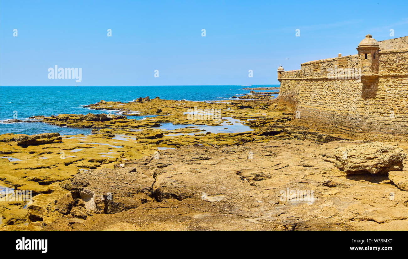 Château de San Sebastian, l'ancien temple phénicien pour Moloch / Kronos. Vue depuis la Promenade Paseo Fernando Quinones. Cadix. L'Andalousie, espagne. Banque D'Images