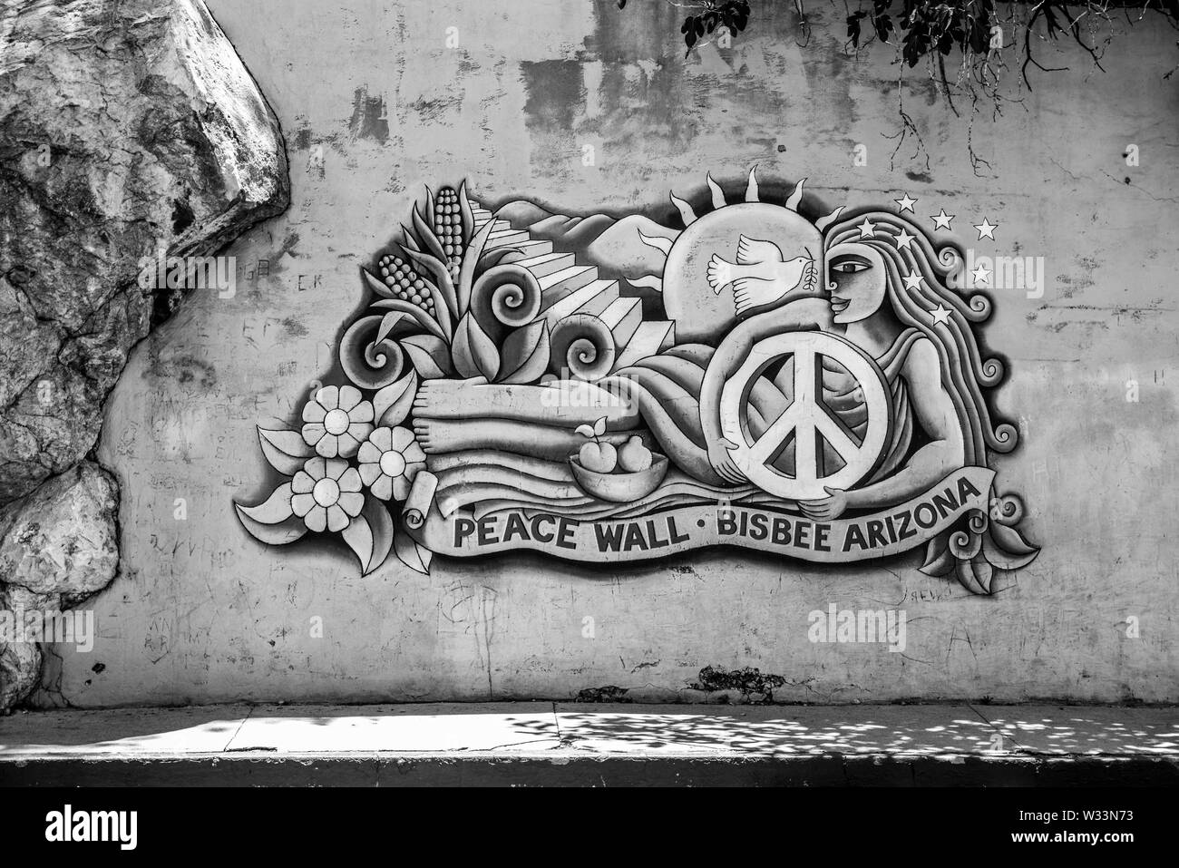 Le mur de la paix est une fresque commandée par la ville, c'est une peinture d'une femme, de l'agriculture, colombe de la paix, signe de la paix et des escaliers à Bisbee, Arizona, USA Banque D'Images Le mur de la paix est une fresque commandée par la ville, c'est une peinture d'une femme, de l'agriculture, colombe de la paix, signe de la paix et des escaliers à Bisbee, Arizona, USA Banque D'Images