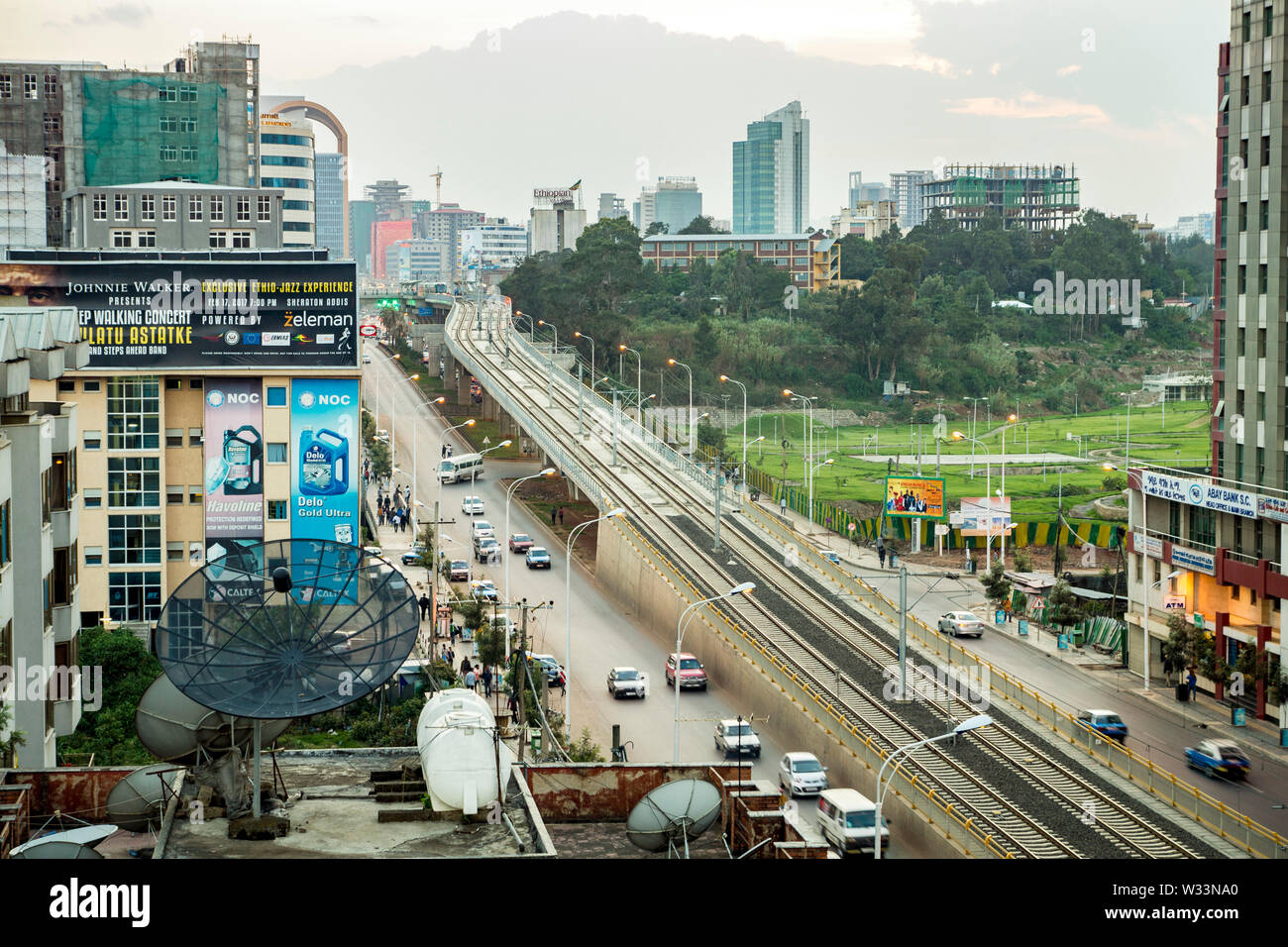 Addis Ababa city suburb montrant light railway et la ligne d'horizon, de l'Éthiopie Banque D'Images