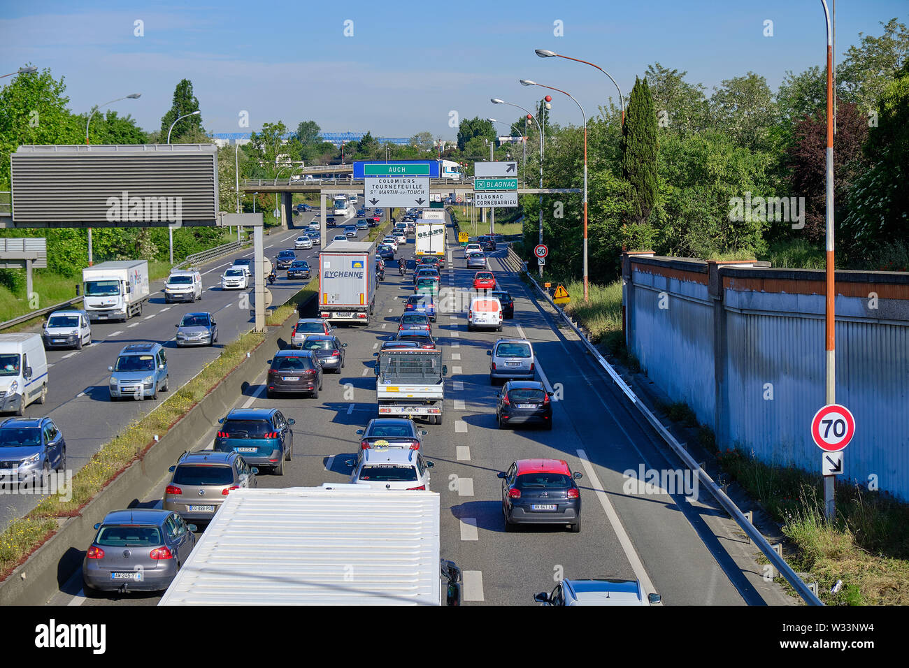 Toulouse, France : autos et camions lourds sur la route sortant de la ville pendant l'heure de pointe du matin Banque D'Images