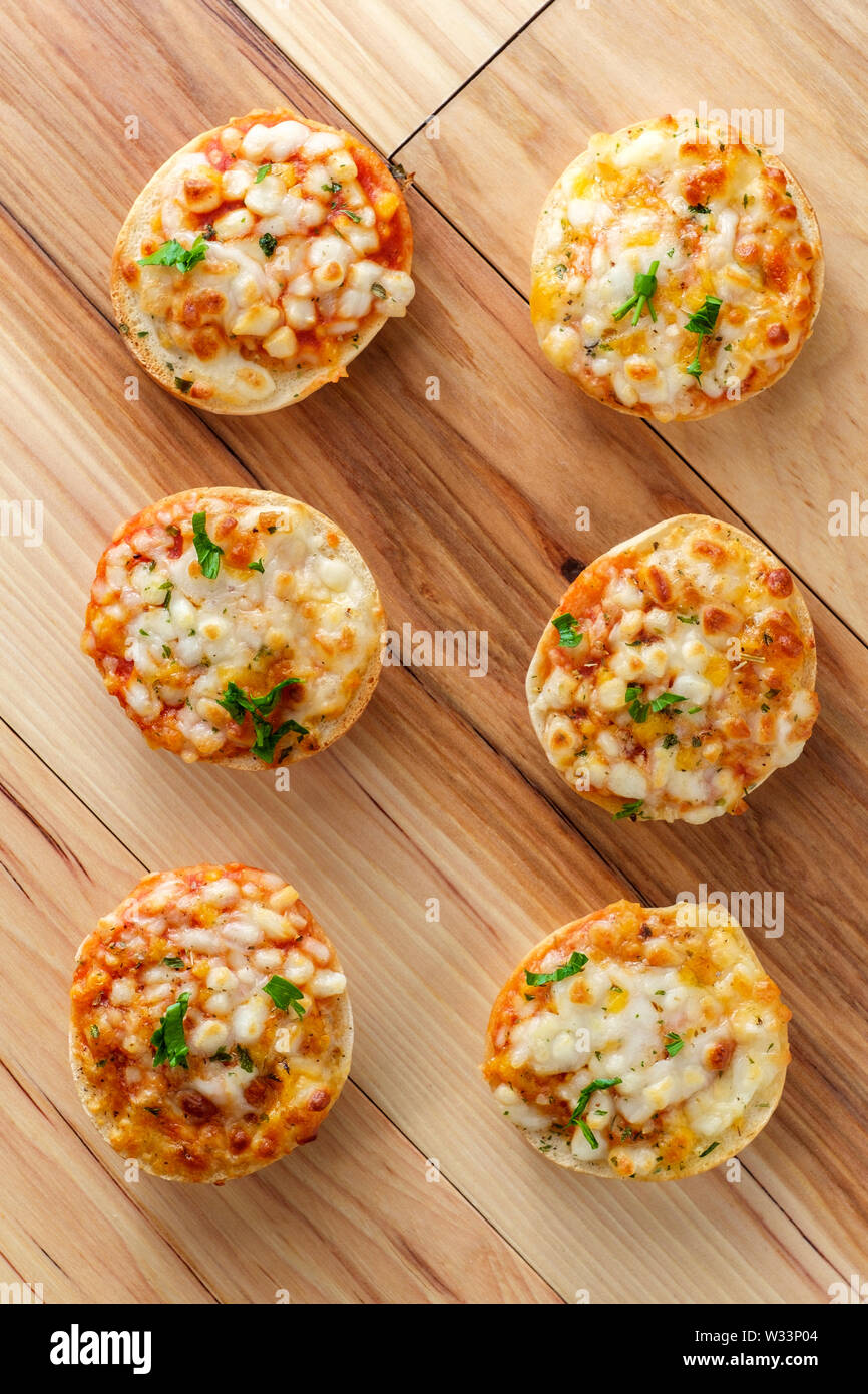 Finger food américains hors d'oeuvre trois mini-bagels pizza au fromage Banque D'Images