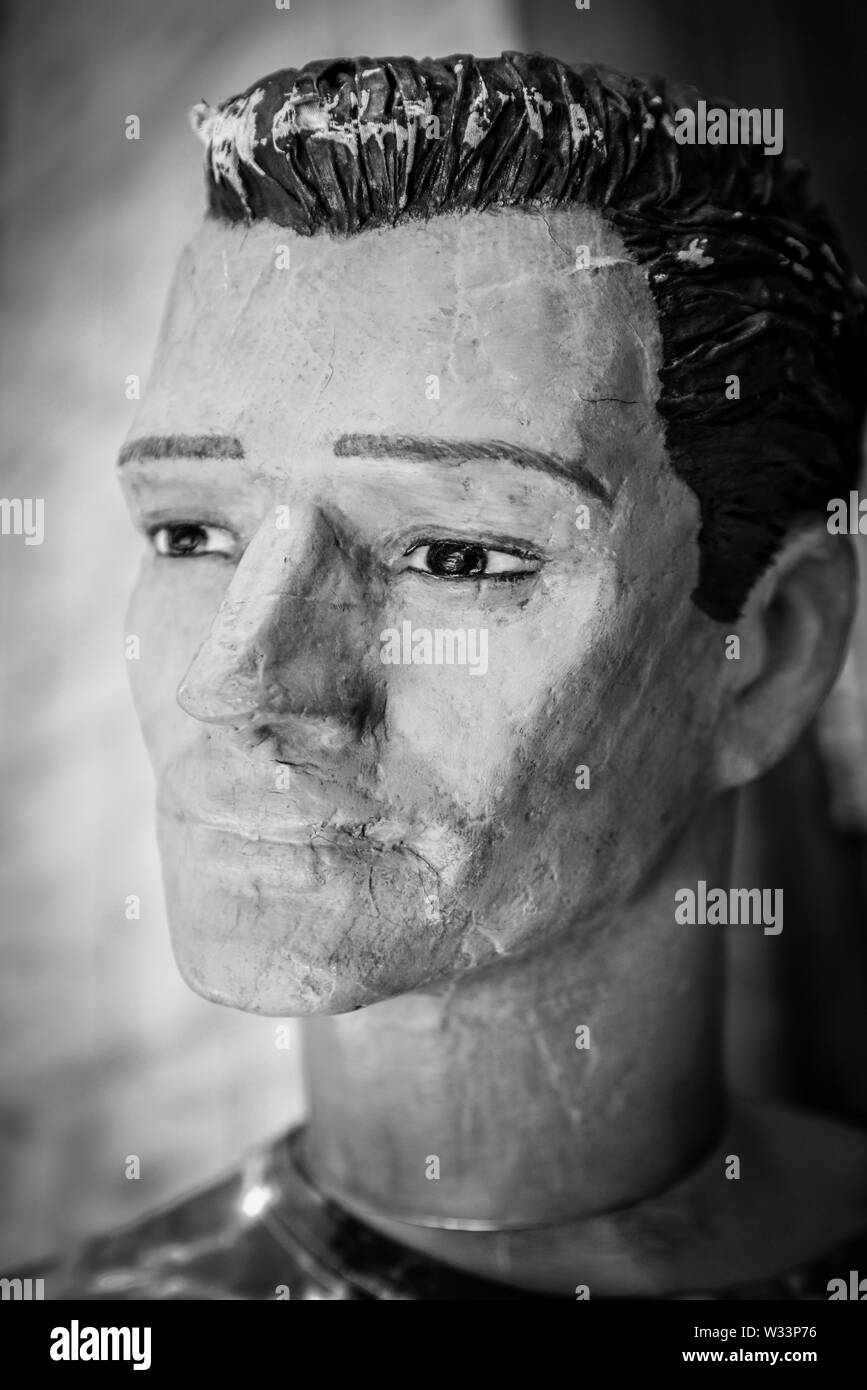 Un mannequin homme vintage endommagées avec des modèles d'attitude d'une attache t-shirt teints à l'extérieur d'une boutique à l'USA Banque D'Images