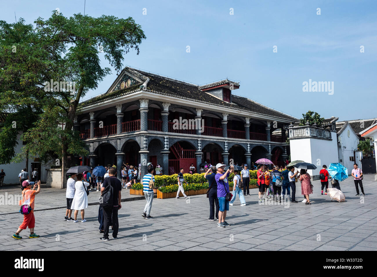 (190712) -- ZUNYI, 12 juillet 2019 (Xinhua) -- les gens de visiter le site de la Conférence de Zunyi Zunyi City, au sud-ouest de la province du Guizhou, en Chine, le 4 juillet 2019. 1935 La Conférence de Zunyi, au cours de laquelle la fin du leader chinois Mao Zedong a établi son autorité au sein de l'armée, est un congrès au cours de la Longue Marche. La Longue Marche est une manoeuvre militaire menée de 1934 à 1936. Au cours de cette période, les travailleurs chinois et paysans de l'Armée Rouge de Ganzhou à Yan'an par voie de Zunyi, rompre le siège de la forces du Kuomintang à continuer leur résistance contre l'ag Banque D'Images