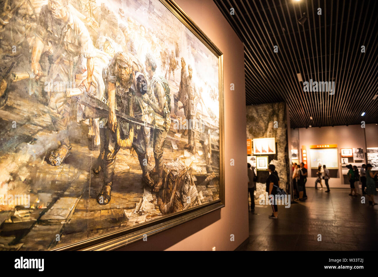(190712) -- ZUNYI, 12 juillet 2019 (Xinhua) -- personnes visitent le musée de la Conférence de Zunyi Zunyi en ville, au sud-ouest de la province du Guizhou, en Chine, le 4 juillet 2019. 1935 La Conférence de Zunyi, au cours de laquelle la fin du leader chinois Mao Zedong a établi son autorité au sein de l'armée, est un congrès au cours de la Longue Marche. La Longue Marche est une manoeuvre militaire menée de 1934 à 1936. Au cours de cette période, les travailleurs chinois et paysans de l'Armée Rouge de Ganzhou à Yan'an par voie de Zunyi, rompre le siège du Kuomintang forces de poursuivre leur résistance contre le japonais Banque D'Images