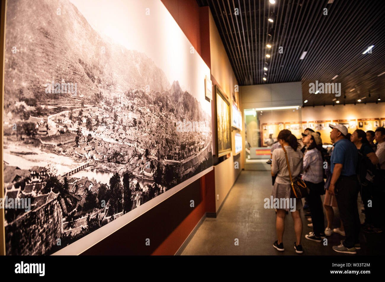 (190712) -- ZUNYI, 12 juillet 2019 (Xinhua) -- personnes visitent le musée de la Conférence de Zunyi Zunyi en ville, au sud-ouest de la province du Guizhou, en Chine, le 4 juillet 2019. 1935 La Conférence de Zunyi, au cours de laquelle la fin du leader chinois Mao Zedong a établi son autorité au sein de l'armée, est un congrès au cours de la Longue Marche. La Longue Marche est une manoeuvre militaire menée de 1934 à 1936. Au cours de cette période, les travailleurs chinois et paysans de l'Armée Rouge de Ganzhou à Yan'an par voie de Zunyi, rompre le siège du Kuomintang forces de poursuivre leur résistance contre le japonais Banque D'Images