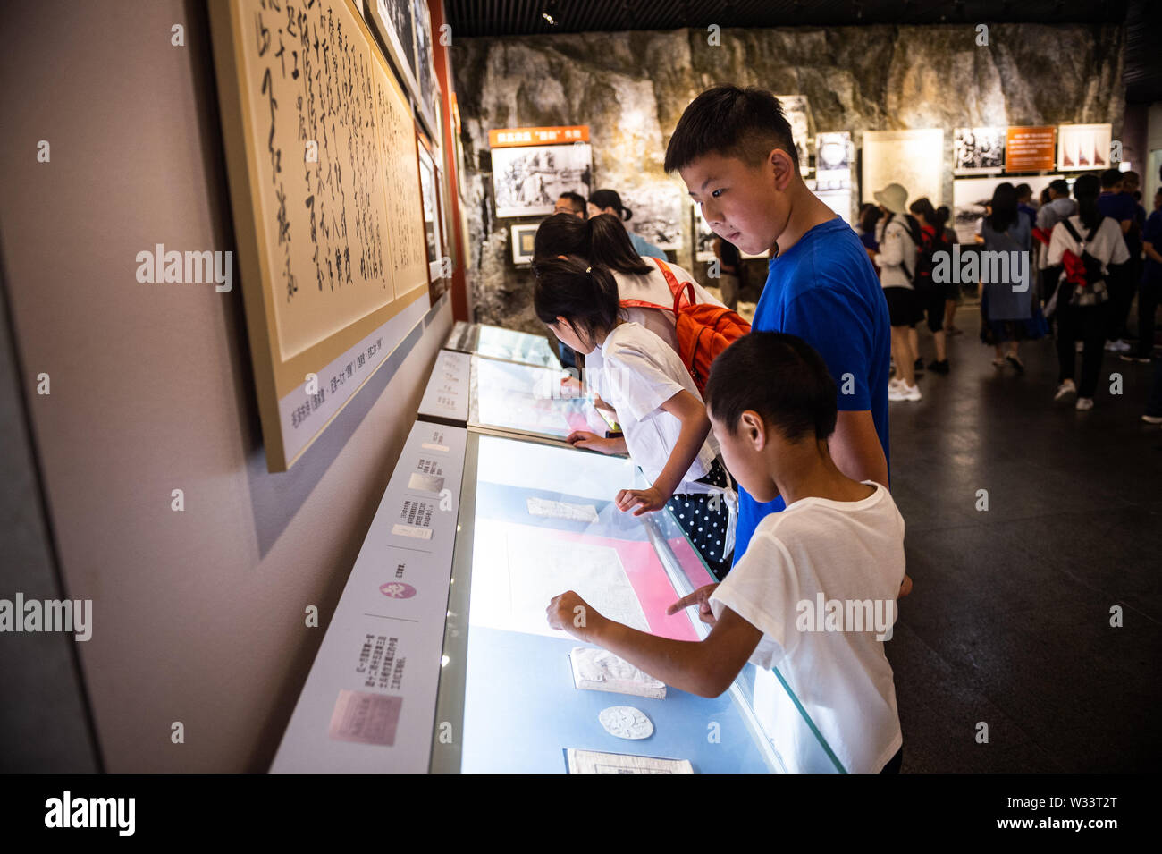 (190712) -- ZUNYI, 12 juillet 2019 (Xinhua) -- personnes visitent le musée de la Conférence de Zunyi Zunyi en ville, au sud-ouest de la province du Guizhou, en Chine, le 4 juillet 2019. 1935 La Conférence de Zunyi, au cours de laquelle la fin du leader chinois Mao Zedong a établi son autorité au sein de l'armée, est un congrès au cours de la Longue Marche. La Longue Marche est une manoeuvre militaire menée de 1934 à 1936. Au cours de cette période, les travailleurs chinois et paysans de l'Armée Rouge de Ganzhou à Yan'an par voie de Zunyi, rompre le siège du Kuomintang forces de poursuivre leur résistance contre le japonais Banque D'Images