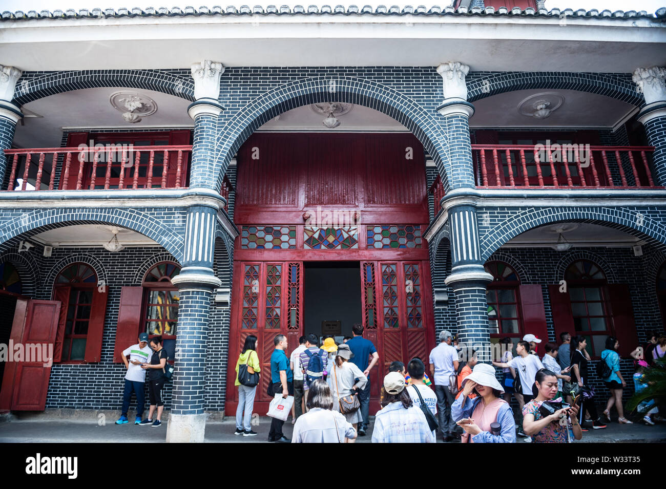 (190712) -- ZUNYI, 12 juillet 2019 (Xinhua) -- les gens de visiter le site de la Conférence de Zunyi Zunyi City, au sud-ouest de la province du Guizhou, en Chine, le 4 juillet 2019. 1935 La Conférence de Zunyi, au cours de laquelle la fin du leader chinois Mao Zedong a établi son autorité au sein de l'armée, est un congrès au cours de la Longue Marche. La Longue Marche est une manoeuvre militaire menée de 1934 à 1936. Au cours de cette période, les travailleurs chinois et paysans de l'Armée Rouge de Ganzhou à Yan'an par voie de Zunyi, rompre le siège de la forces du Kuomintang à continuer leur résistance contre l'ag Banque D'Images
