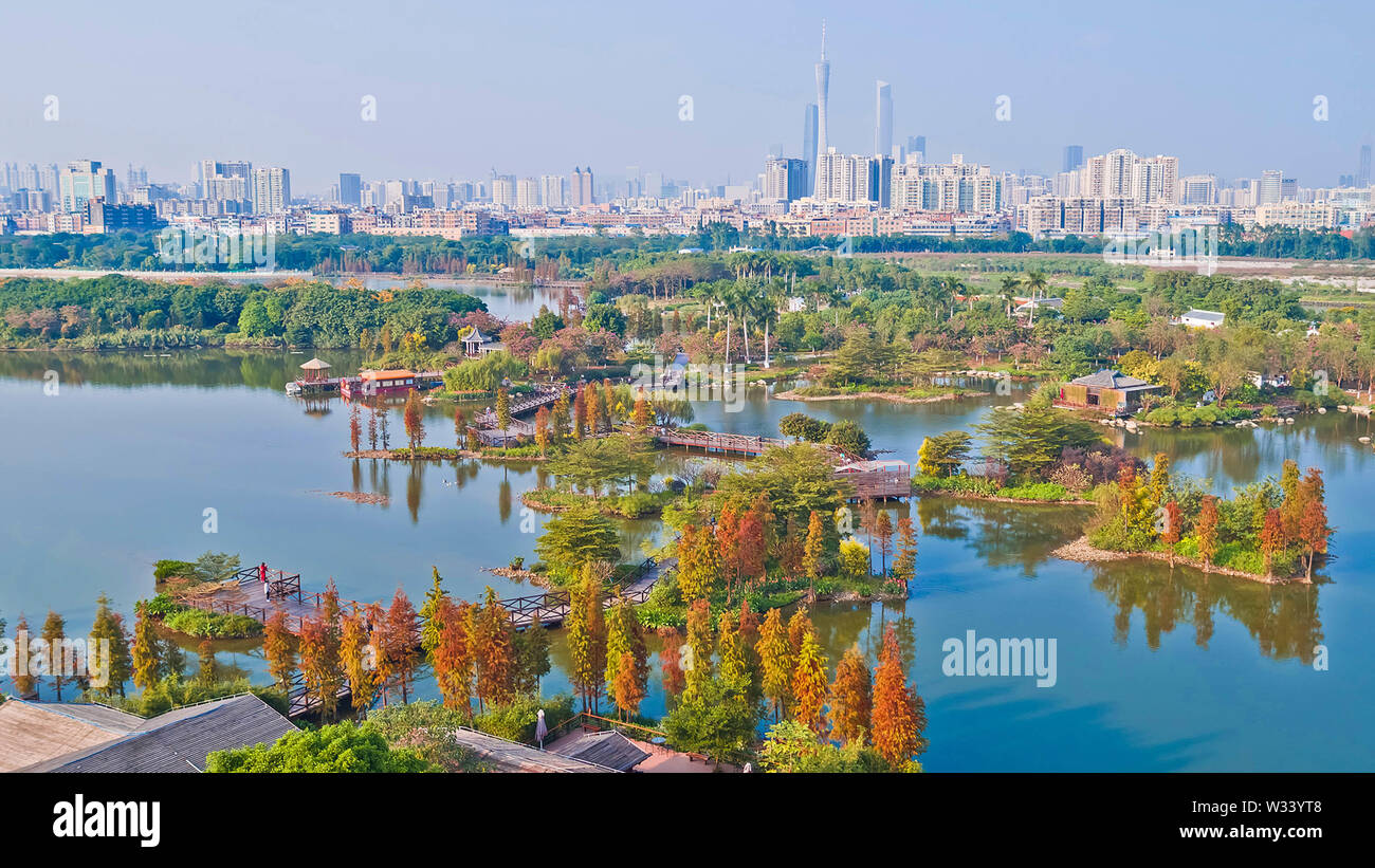 (190712) -- BEIJING, 12 juillet 2019 (Xinhua) -- photo aérienne prise le 9 janvier 2017 montre une vue à la zone humide de Haizhu à Guangzhou, capitale du sud de la province chinoise du Guangdong. Situé dans le sud de la Chine, Guangdong Province fait face à la mer de Chine du Sud et les frontières des provinces du Hunan et du Jiangxi, au nord. Il dispose de la célèbre Pearl River Delta, qui est composé de trois rivières en amont et d'un grand nombre d'îles. En raison du climat, le Guangdong est célèbre pour un système écologique diversifiée et de l'environnement. Au cours des dernières années, par l'affirmation du principe de développement vert, le Guangdong a fait re Banque D'Images