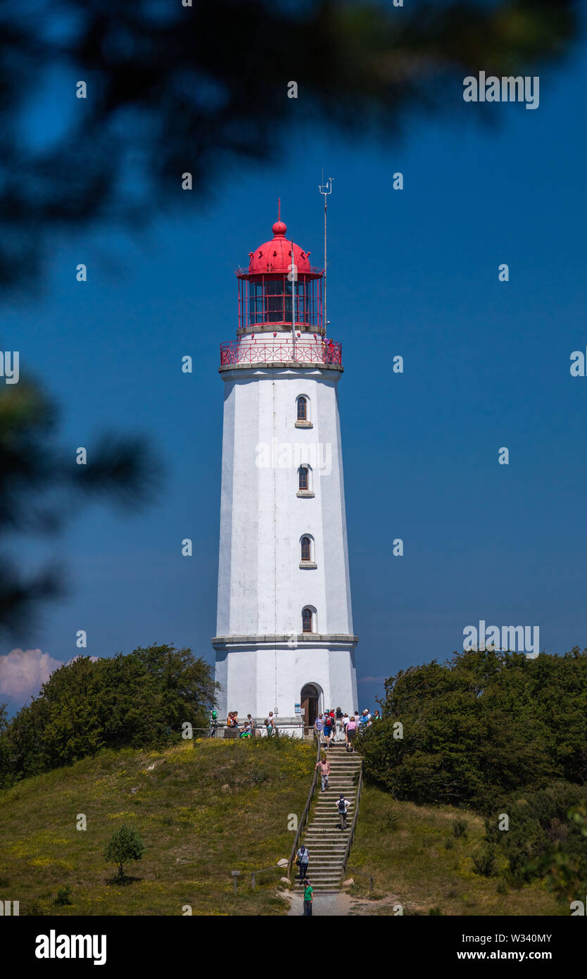 11 juillet 2019, Mecklembourg-Poméranie-Occidentale, Kloster : Le phare sur l'île de la mer Baltique Hiddensee est l'emblème de la petite île. Le phare a été construit en 1887/1888 dans un bâtiment en brique, a une hauteur de 27,5 mètres et une hauteur de 94,7 mètres au-dessus du niveau moyen de la mer de la mer Baltique. Des milliers de vacanciers et de journée, vous êtes comptés quotidiennement sur l'île pendant les mois d'été. Hiddensee est en grande partie car-free et le cheval et le chariot est un moyen de transport. Hiddensee est d'environ 16,8 kilomètres de long, à son point le plus étroit d'environ 250 mètres de large et à son plus large d'environ 3,7 k Banque D'Images