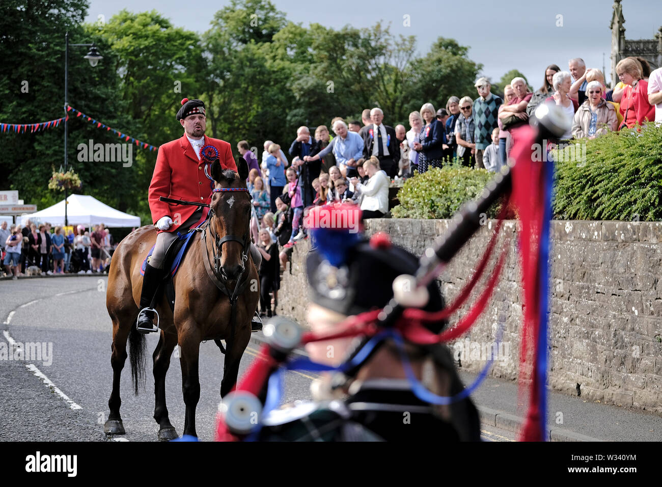 Jedburgh, Ecosse, Royaume-Uni. 12 juillet 2019. Jethart Callant Festival du Jour 2019 Jethart Festival Callant Herald Robert Reid attend que sur l'abbaye de Jedburgh, place au cours de la journée du Festival Jethart Callant, un festival annuel, une partie de la saison de conduite commun écossais, le vendredi 12 juillet 2019, Jedburgh, Scottish Borders, Scotland, Royaume-Uni. Crédit : Rob Gray/Alamy Live News Banque D'Images