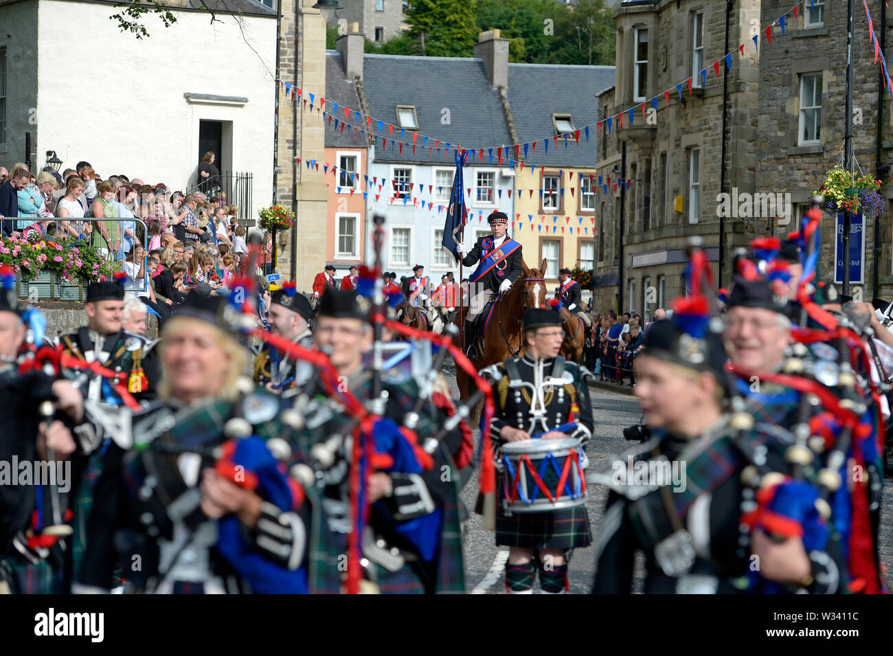 Jedburgh, Ecosse, Royaume-Uni. 12 juillet 2019. Jethart Callant Festival du Jour Jethart Callant Euan Munro, suivant la pipe band, tandis que sur l'abbaye de Jedburgh, place au cours de l'Jethart Callant Festival du jour, un festival annuel, une partie de la saison de conduite commun écossais, le vendredi 12 juillet 2019, Jedburgh, Scottish Borders, Scotland, Royaume-Uni. ve Crédit : Rob Gray/Alamy Live News Banque D'Images