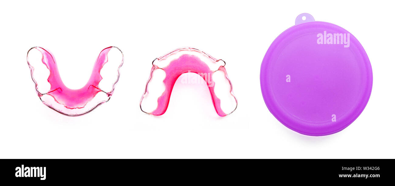 Rose de retenue avec boîtier en plastique violet isolé sur un fond blanc avec chemin de détourage. Libre d'acrylique rouge bretelles amovibles dentaires ou Invisible Banque D'Images