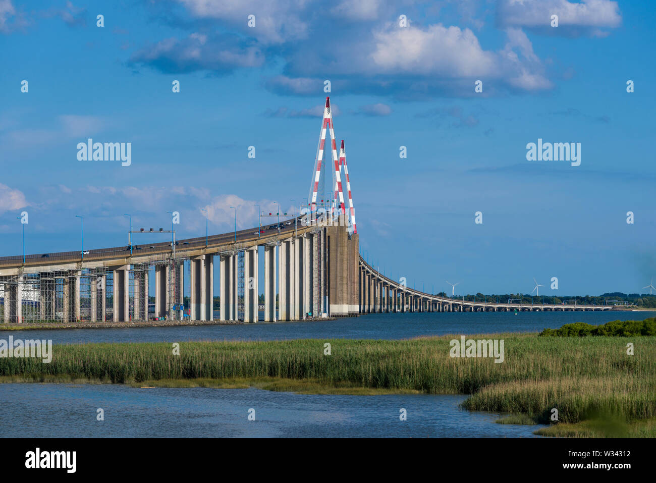 Le Pont de Saint-Nazaire est un pont à haubans enjambant le fleuve Loire et reliant Saint-Nazaire et Saint-brévin-les-Pins en France Banque D'Images