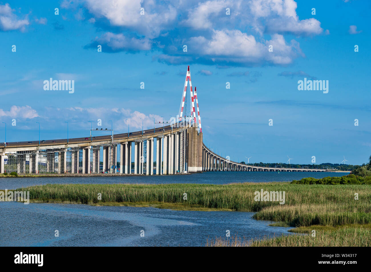 Le Pont de Saint-Nazaire est un pont à haubans enjambant le fleuve Loire et reliant Saint-Nazaire et Saint-brévin-les-Pins en France Banque D'Images
