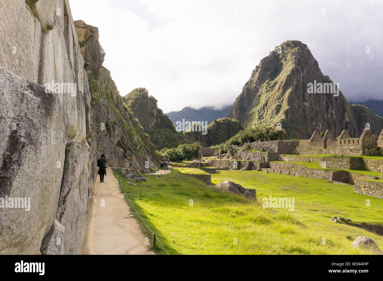 Les murs de Machu Picchu Machu Picchu - vue de la citadelle avec le Huayna Picchu montagne dans l'arrière-plan, le Pérou, Amérique du Sud. Banque D'Images