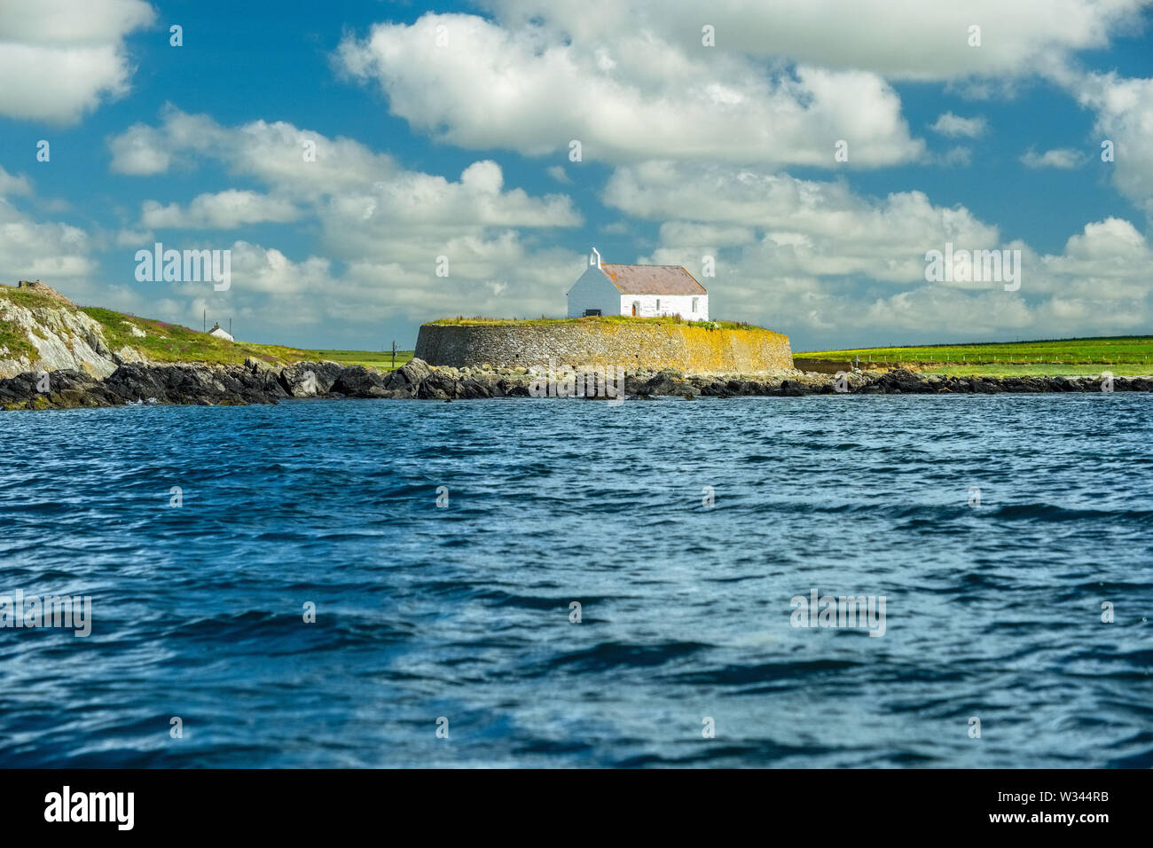 L'église de St est un Cwyfan Grade II*-énumérés église médiévale dans Llangadwaladr, Anglesey, Pays de Galles, Royaume-Uni. Souvent appelée la 'Église dans la mer' Banque D'Images