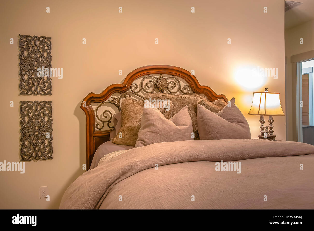 Lit avec tête de lit en fer forgé et bois à l'intérieur de la chambre d'une  maison Photo Stock - Alamy