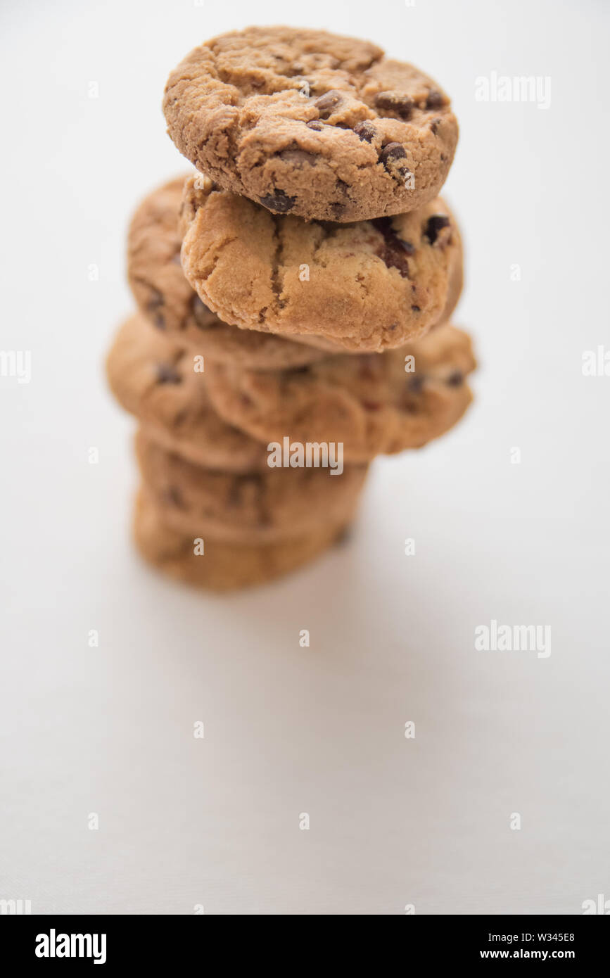 Pile de cookies aux pépites de chocolat fait maison sur fond blanc Banque D'Images