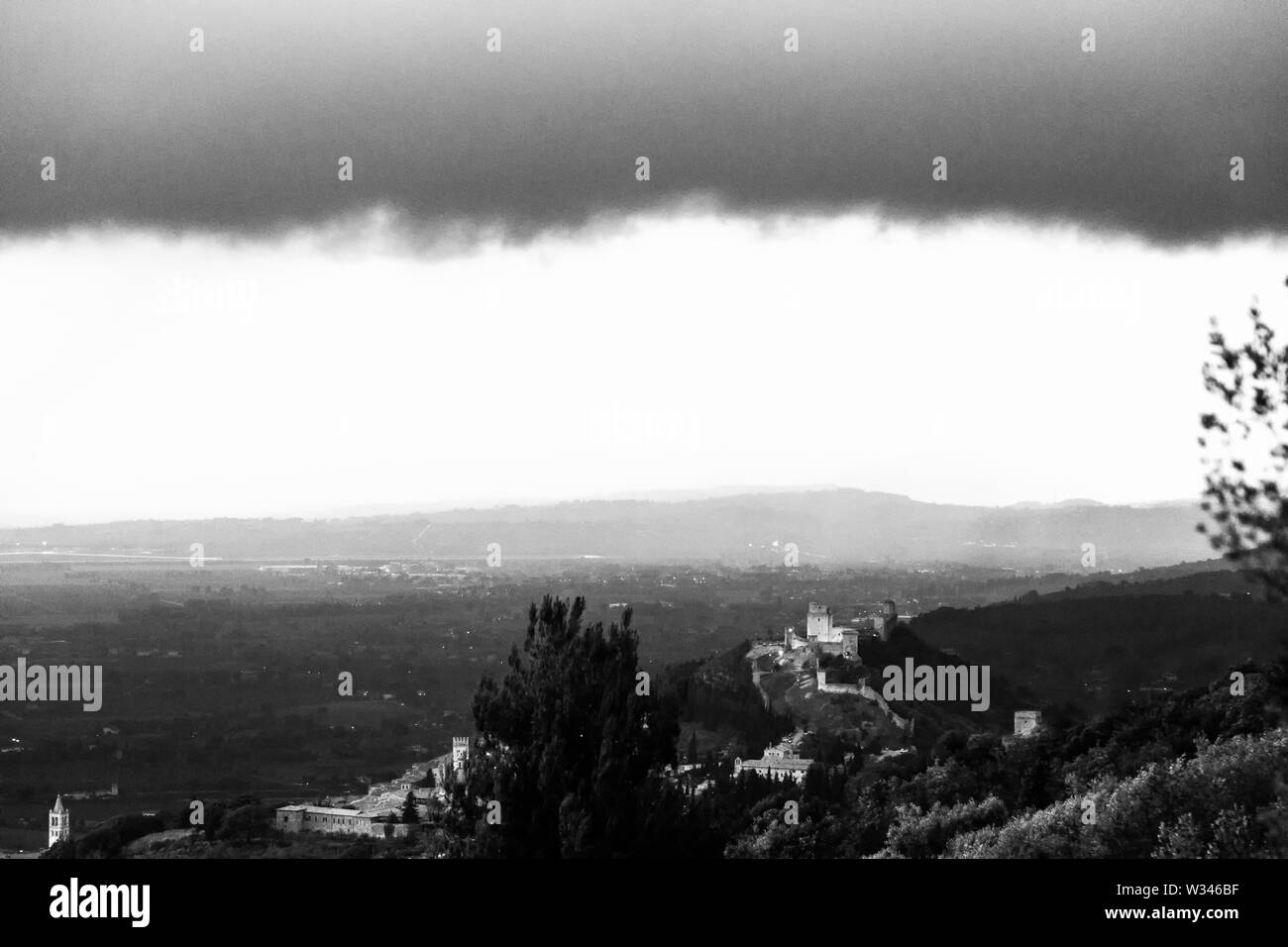 Belle vue sur le château de Rocca Maggior (Assise, Ombrie, Italie) avec des collines en arrière-plan Banque D'Images